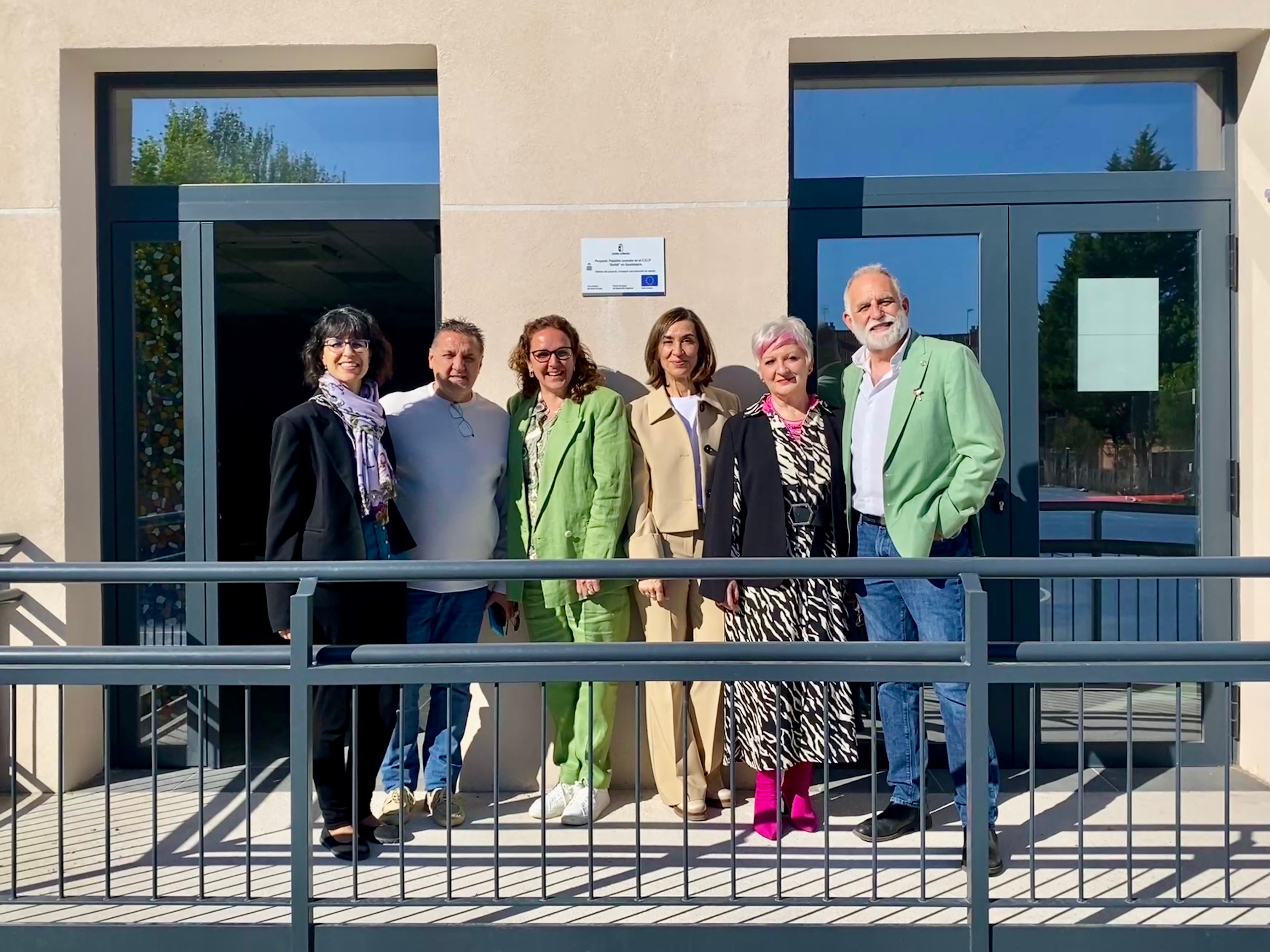La delegada de la Junta, Rosa María García junto al personal del centro posando con el cartel que destaca la cofinanciación FEDER