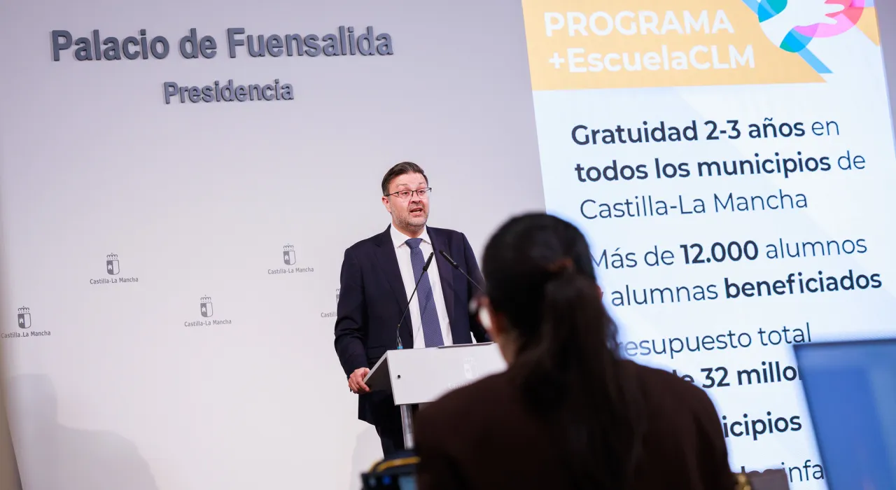 El Gobierno de Castilla-La Mancha y la Universidad de Castilla-La Mancha (UCLM) han rubricado hoy una adenda al convenio de colaboración entre ambas instituciones en el marco del Fondo Social Europeo + (FSE+)