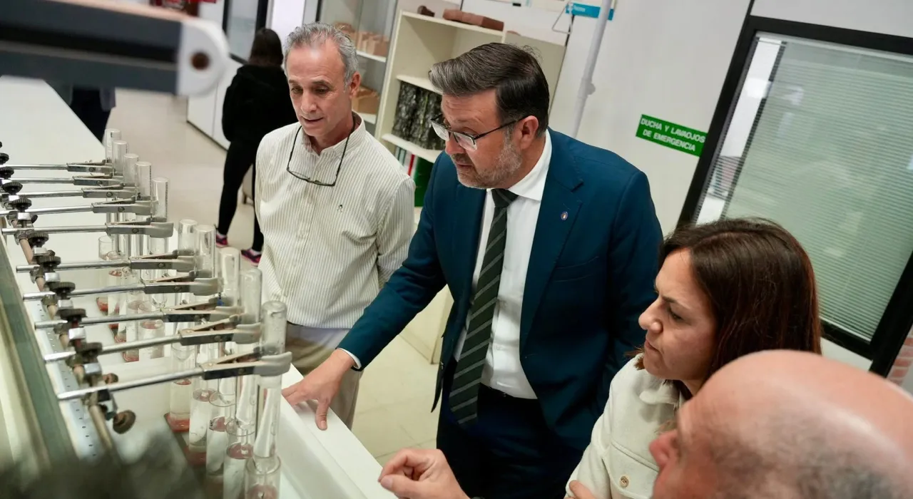 El consejero de Educación, Cultura y Deportes, Amador Pastor, visitando un proyecto de investigación