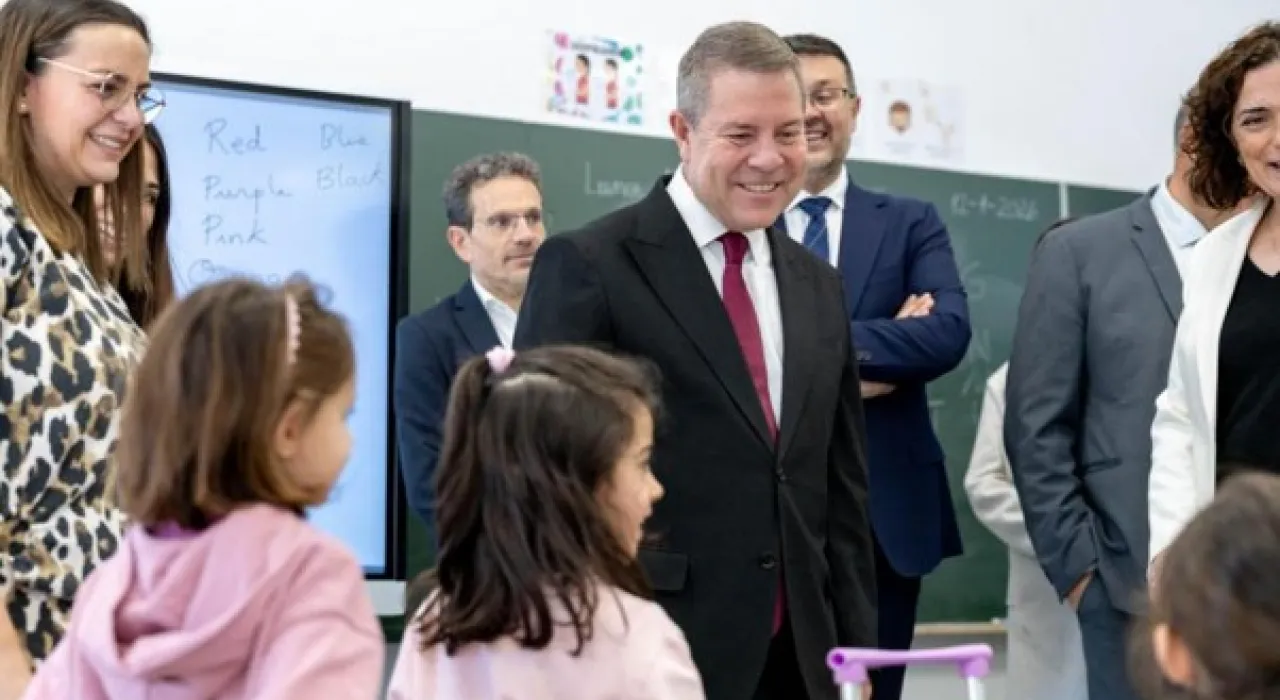 El Presidente de la Junta de Comunidades de Castilla-La Mancha, Emiliano García Page junto con el consejero de Educación, Cultura y Deportes, Amador Pastor Noheda durante la visita a un colegio