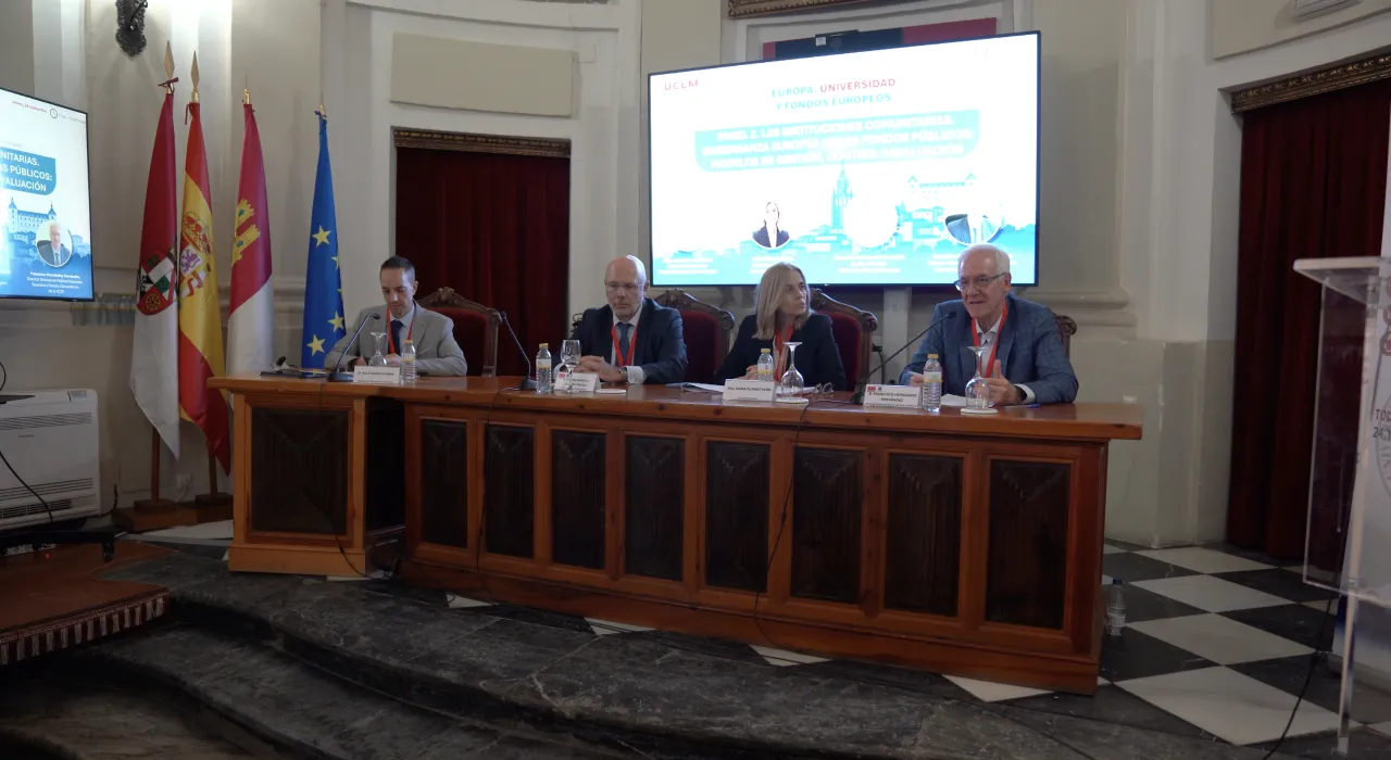 Francisco Hernández durante la ronda de preguntas tras su exposición
