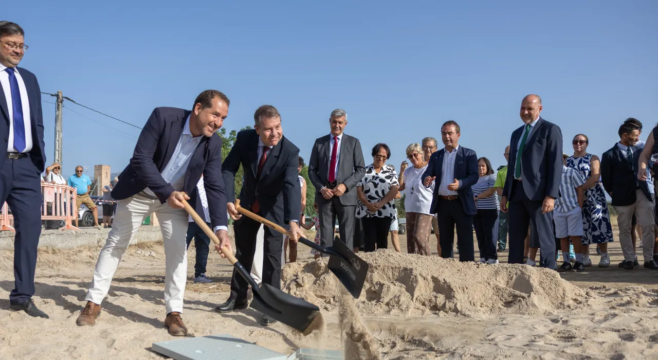 Colocación de la primera piedra