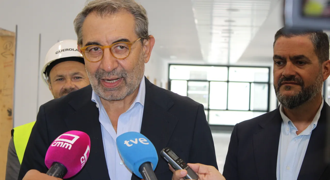 El consejero de Sanidad atendiendo a los medios