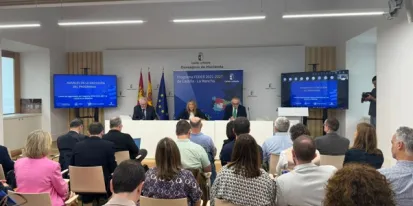 Mesa presidencial del Comité de Seguimiento y asistentes