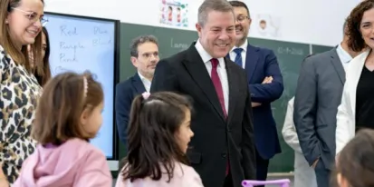 El Presidente de la Junta de Comunidades de Castilla-La Mancha, Emiliano García Page junto con el consejero de Educación, Cultura y Deportes, Amador Pastor Noheda durante la visita a un colegio