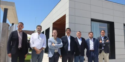El vicepresidente segundo, José Manuel Caballero y el consejero de Fomento, Nacho Hernando, en la presentación del proyecto ‘Tecnove Custom Trucks. Innovación, industria y vivienda para una nueva generación’