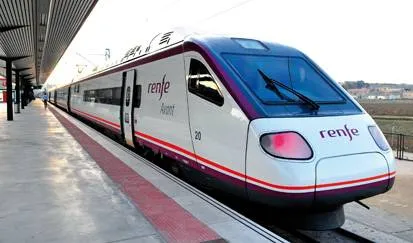 Tren ave en una estación.