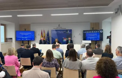 Mesa presidencial del Comité de Seguimiento y asistentes